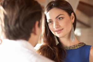 職場で既婚者同士が見つめ合う時の心理は?両思いのサイン?